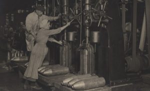 http://www.dailymail.co.uk/news/article-3011283/Previously-unseen-photographs-female-munitions-workers-building-shells-Manchester-armaments-factory-WWI.html